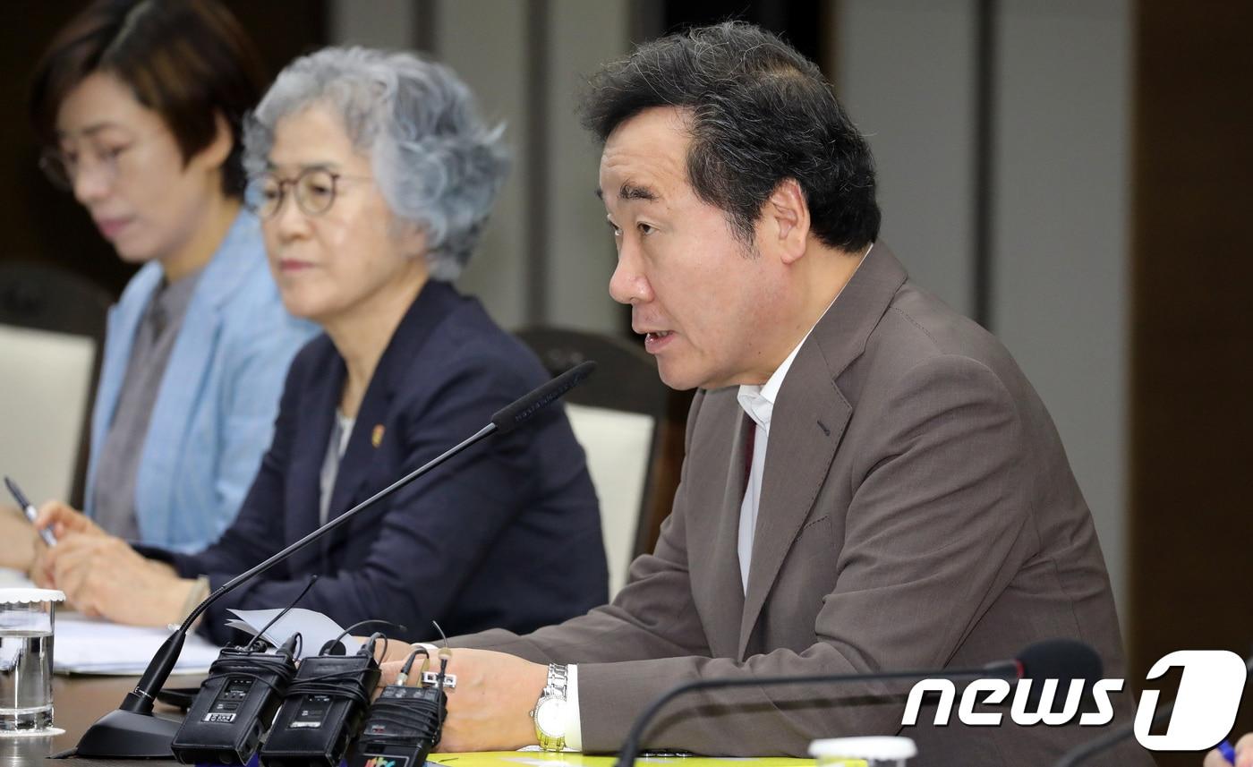 본문 이미지 - 이낙연 국무총리가 18일 정부세종청사 국무조정실 영상회의실에서 열린 서울-세종 영상 국정현안점검조정회의에서 모두발언을 하고 있다. 2018.7.18/뉴스1 ⓒ News1 장수영 기자