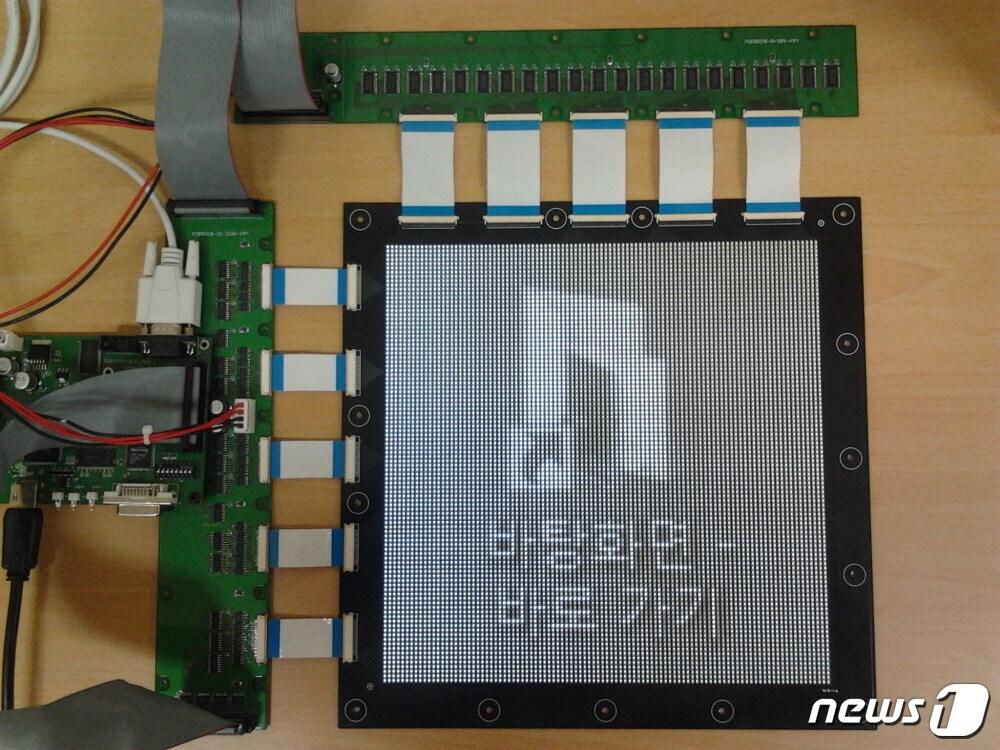 본문 이미지 - 경기도 지역협력연구센터인 한국항공대학교 ‘영상음향공간 융합기술 연구센터’는 최근 입체음향 관련 전문업체인 (주)소닉티어오디오와 함께 투음(透音) LED 디스플레이 모듈 개발에 성공했다.(경기도 제공) ⓒ News1 