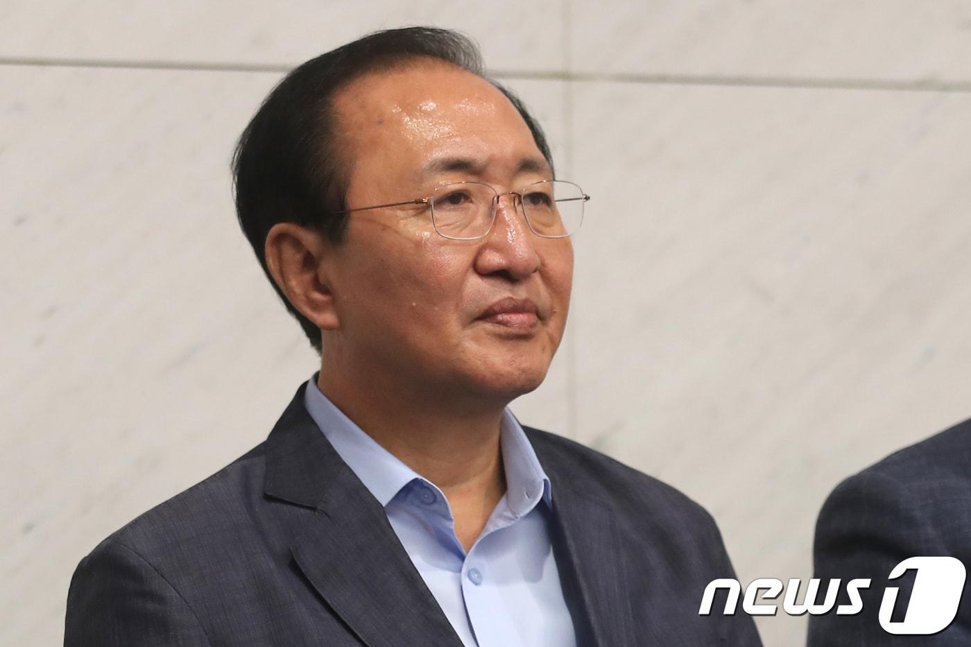 노회찬 정의당 원내대표가 18일 오전 인천국제공항에서 미국 방문에 앞서 열린 여야 5당 원내대표 기자회견에서 굳은 표정을 짓고 있다. 2018.7.18/뉴스1 ⓒ News1 임세영 기자