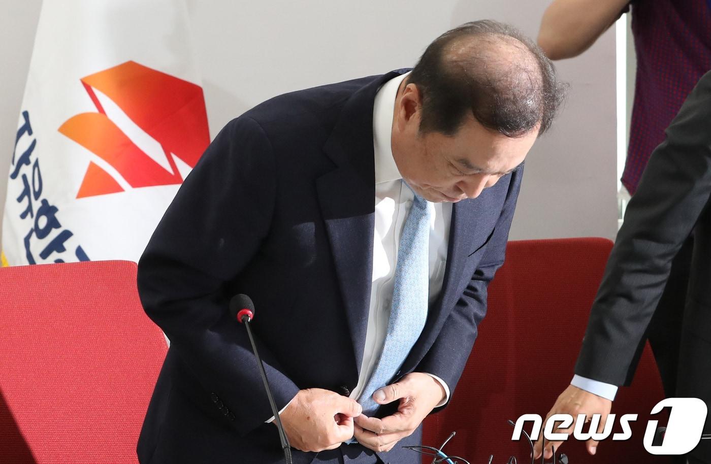 본문 이미지 - 김병준 자유한국당 비상대책위원장이 지난 18일 오전 서울 여의도 국회 당대표실로 비대위 관련 기자간담회를 위해 들어와 고개 숙여 인사하고 있다.ⓒ News1 박정호 기자