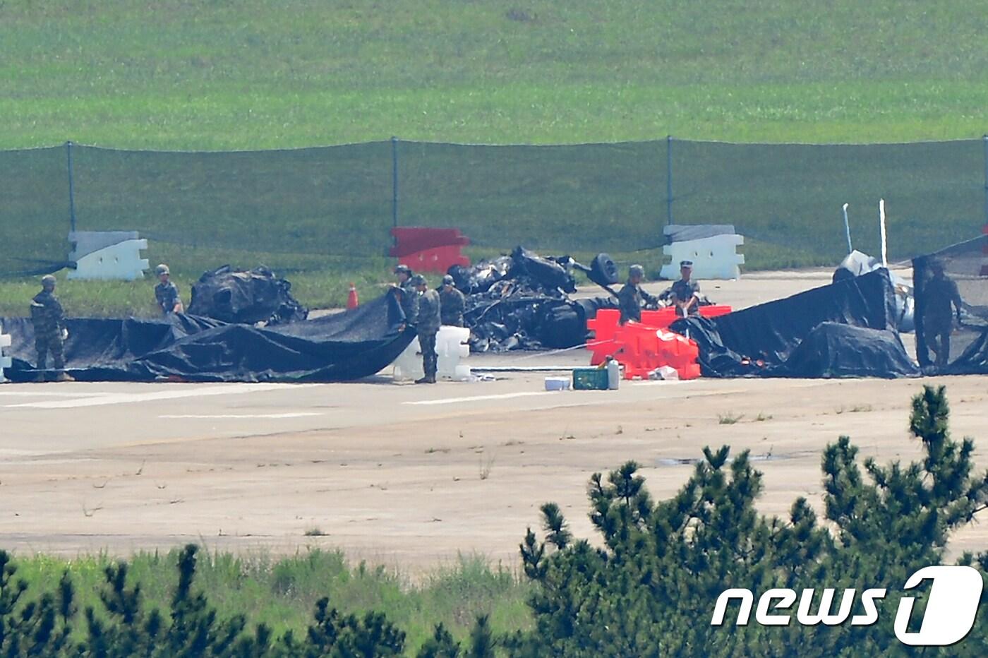 본문 이미지 - 2018년 7월 18일 오전 경북 포항시 남구 해군 6항공전단 활주로에 추락한 해병대 1사단 마린온 헬기 사고 현장에서 군 사고 조사반이 사고 원인을 조사하고 있다.사고 헬기는 지난 17일 오후 4시46분쯤 정비를 마친 후 시범비행 도중 10m높이에서 추락했다. 헬기에 탑승했던 조종사 등 5명이 숨지고 1명이 부상했다. ⓒ News1 최창호 기자