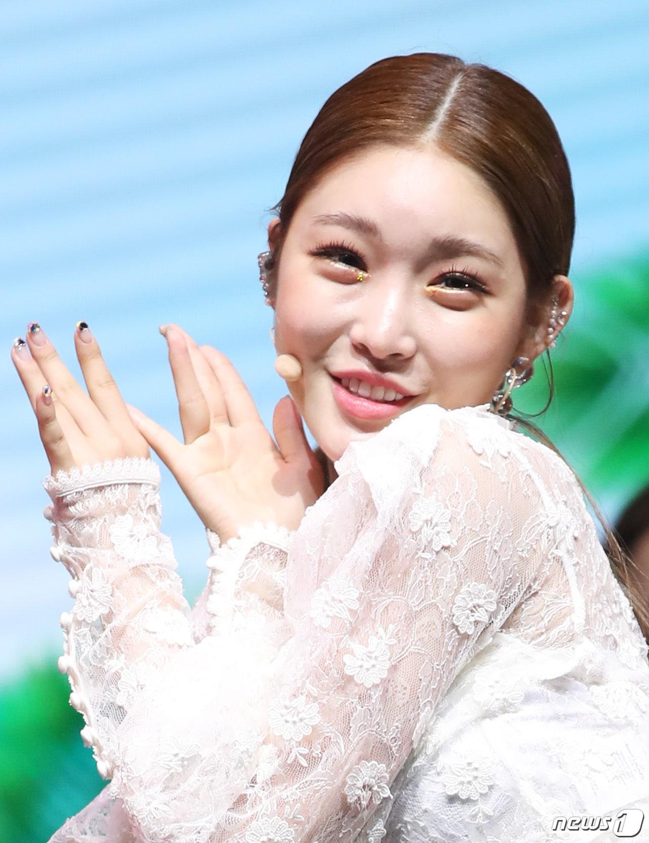 본문 이미지 - 가수 청하가 18일 오후 서울 중구 신세계 메사홀에서 열린 미니 3집 앨범 ‘블루밍 블루(Blooming Blue)’ 발매 기념 쇼케이스에 참석해 신곡을 선보이고 있다. 2018.7.18./뉴스1 ⓒ News1 권현진 기자