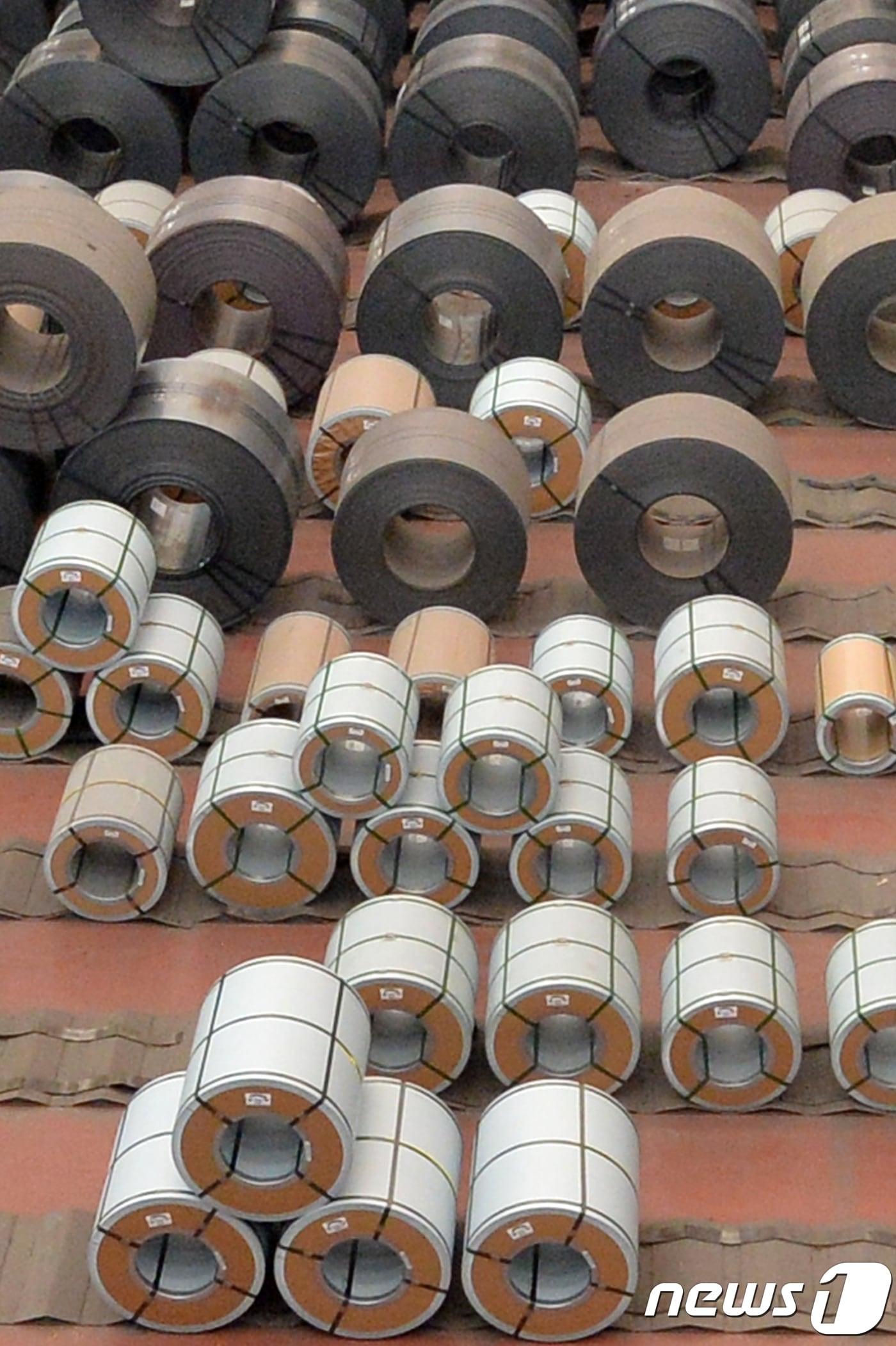 본문 이미지 - 포스코 포항제철소 제품 창고에 수출을 앞둔 열연 제품들이 쌓여있다..2018.7.19 ⓒ 뉴스1 최창호 기자