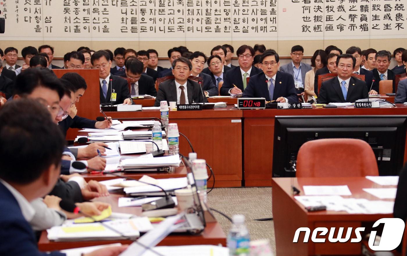 본문 이미지 - 박상기 법무부 장관(오른쪽 두번째)이 19일 오전 서울 여의도 국회 본청에서 열린 법제사법위원회 전체회의에 출석해 이완영 자유한국당 의원의 제주도 난민사태 관련 질의에 답변하고 있다. 2018.7.19/뉴스1 ⓒ News1 이동원 기자
