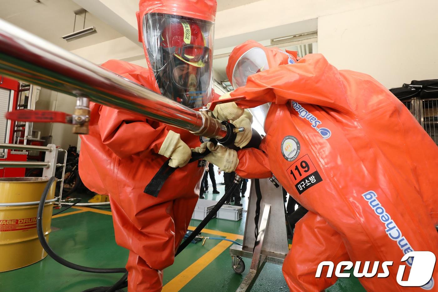 레벨A(완전 밀폐형) 화학보호복을 착용한 대구소방안전본부 119특수구조대가 19일 대구 달서소방서에서 화학물질 누출상황을 가정해 초동대응법과 관련 장비사용 시범을 보이고 있다.. 2018.7.19/뉴스1 ⓒ News1 공정식 기자