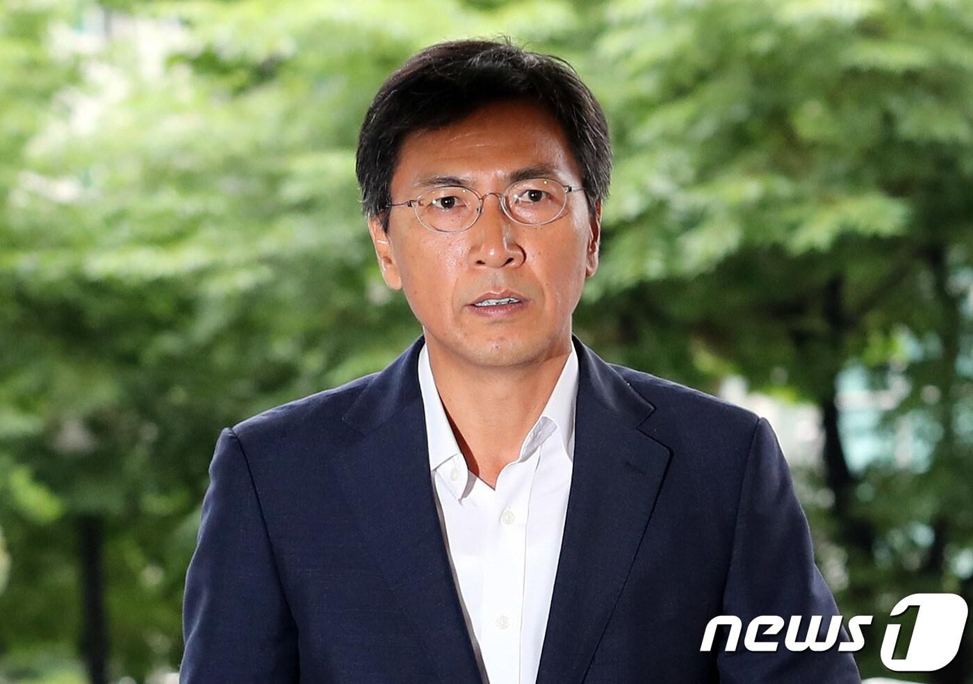 본문 이미지 - 수행비서를 위력으로 성폭행한 혐의 등을 받는 안희정 전 충남지사가 2일 오전 서울 마포구 서부지방법원에서 열린 첫 공판에 출석하고 있다. 2018.7.2/뉴스1 ⓒ News1 이재명 기자