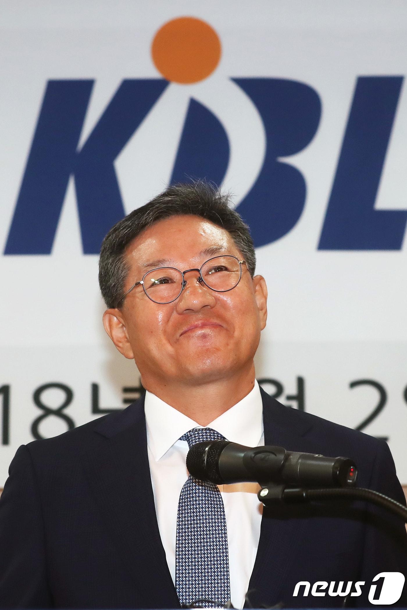 본문 이미지 - 이정대 신임 KBL 총재가 2일 오전 서울 강남구 논현동 KBL센터에서 열린 취임식에서 환하게 웃고 있다. 이 신임 총재는 현대자동차 경영관리실장과 재경본부장(부사장), 현대·기아자동차그룹 기획조정실장(부회장), 2007년 현대자동차 사장을 지냈으며 2008년부터 5년간 현대모비스 부회장직을 역임했다. 임기는 7월1일부터 시작해 2021년 6월까지다. 2018.7.2/뉴스1 ⓒ News1 임세영 기자