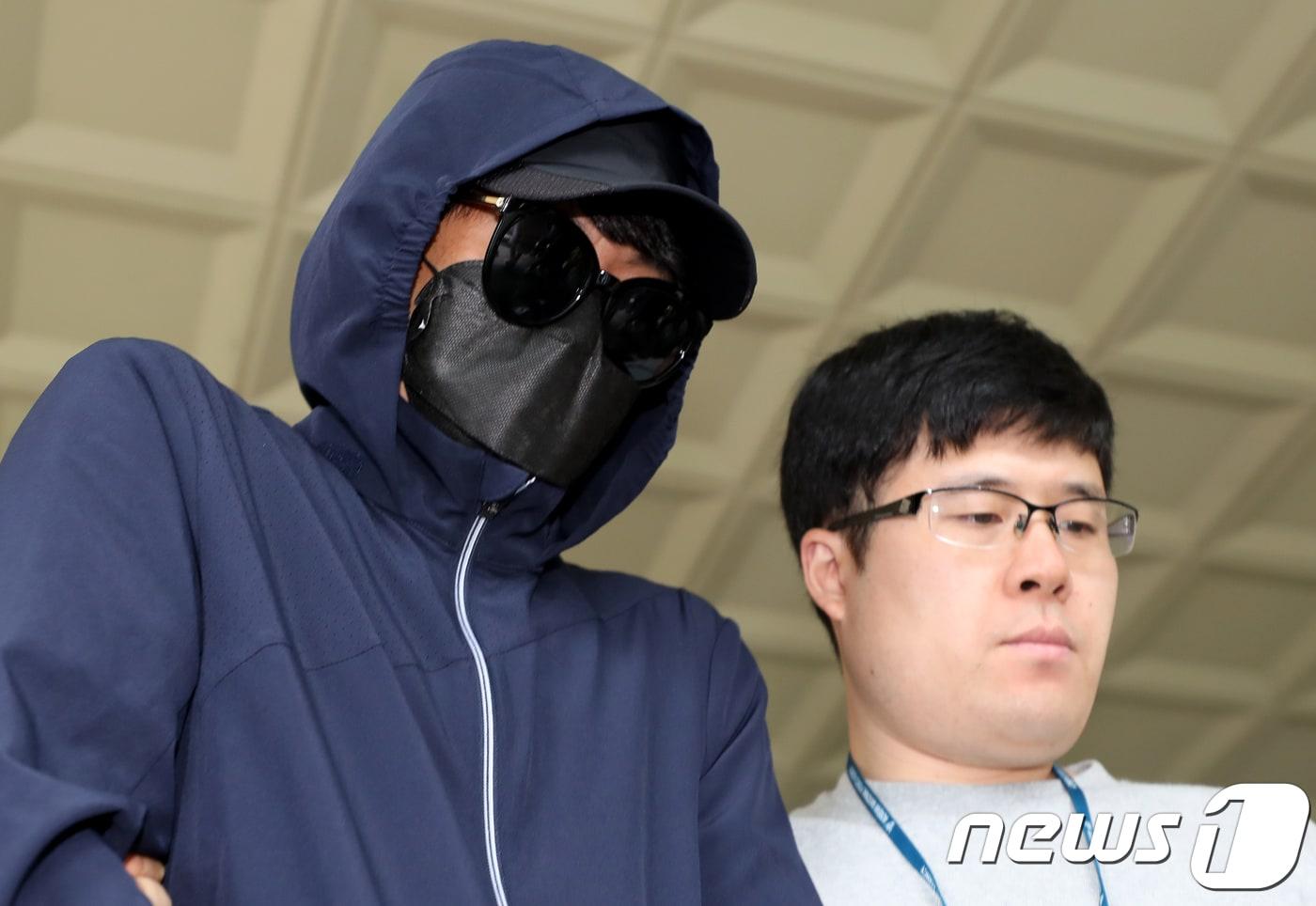 유명 유튜버 양예원씨와 배우 지망생 이소윤씨에게 노출사진을 강요하고 성추행을 한 의혹을 받는 동호인 모집책 최모씨가 2일 오전 서울 마포구 서부지방법원에서 영장실질심사를 마치고 차량으로 향하고 있다. 2018.7.2/뉴스1 ⓒ News1 이재명 기자