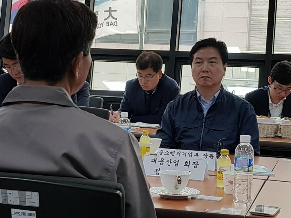 본문 이미지 - 홍종학 중소벤처기업부 장관이 2일 경기도에 자리한 중소기업들을 방문해 근로시간 단축 등과 관련한 현장 목소리를 청취하고 있다. ⓒ News1