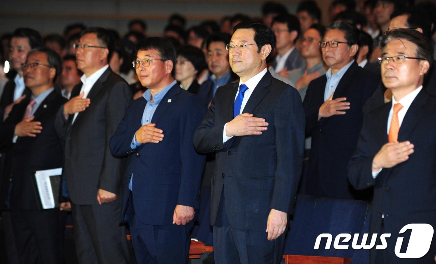 본문 이미지 - 이용섭 광주시장이 2일 오전 시청 대회의실에서 열린 취임식에서 국민의례를 하고 있다.(광주시 제공)2018.7.2/뉴스1 ⓒ News1 박준배 기자