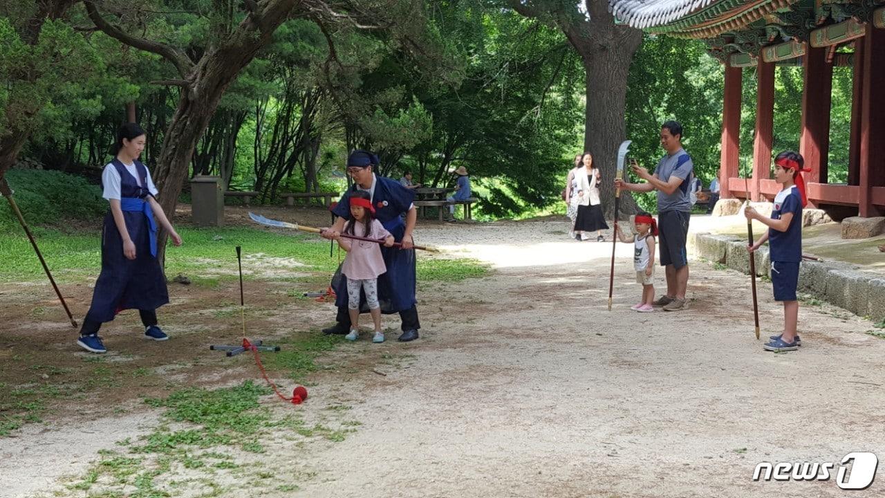 본문 이미지 - 남한산성 수호군 전통무기 활용법 체험.(경기도 제공) ⓒ News1 진현권 기자