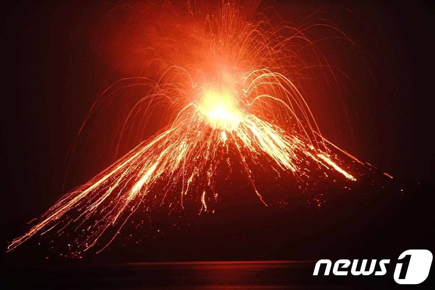 본문 이미지 - 19일(현지시간) 인도네시아 라카타 섬의 아낙 크라카타우 화산이 폭발해 산 전체가 용암으로 뒤덮여 있다. ⓒ AFP=뉴스1 ⓒ News1 우동명 기자