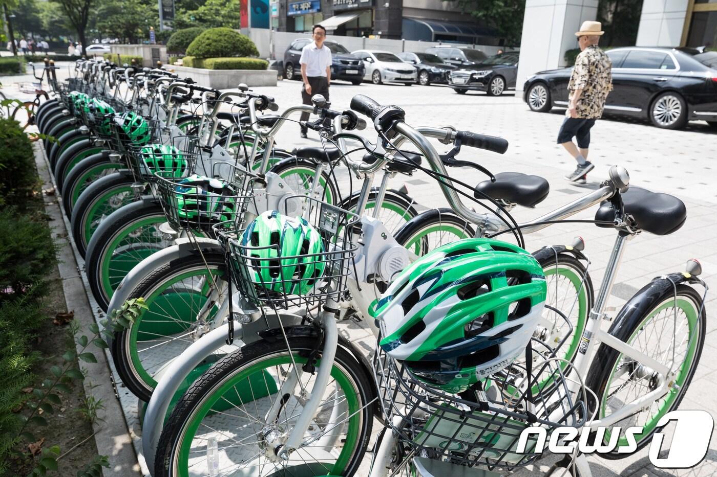 20일 서울 여의도의 한 따릉이 대여소에 비치된 자전거에 안전모가 놓여 있다. 2018.7.20/뉴스1 ⓒ News1 유승관 기자