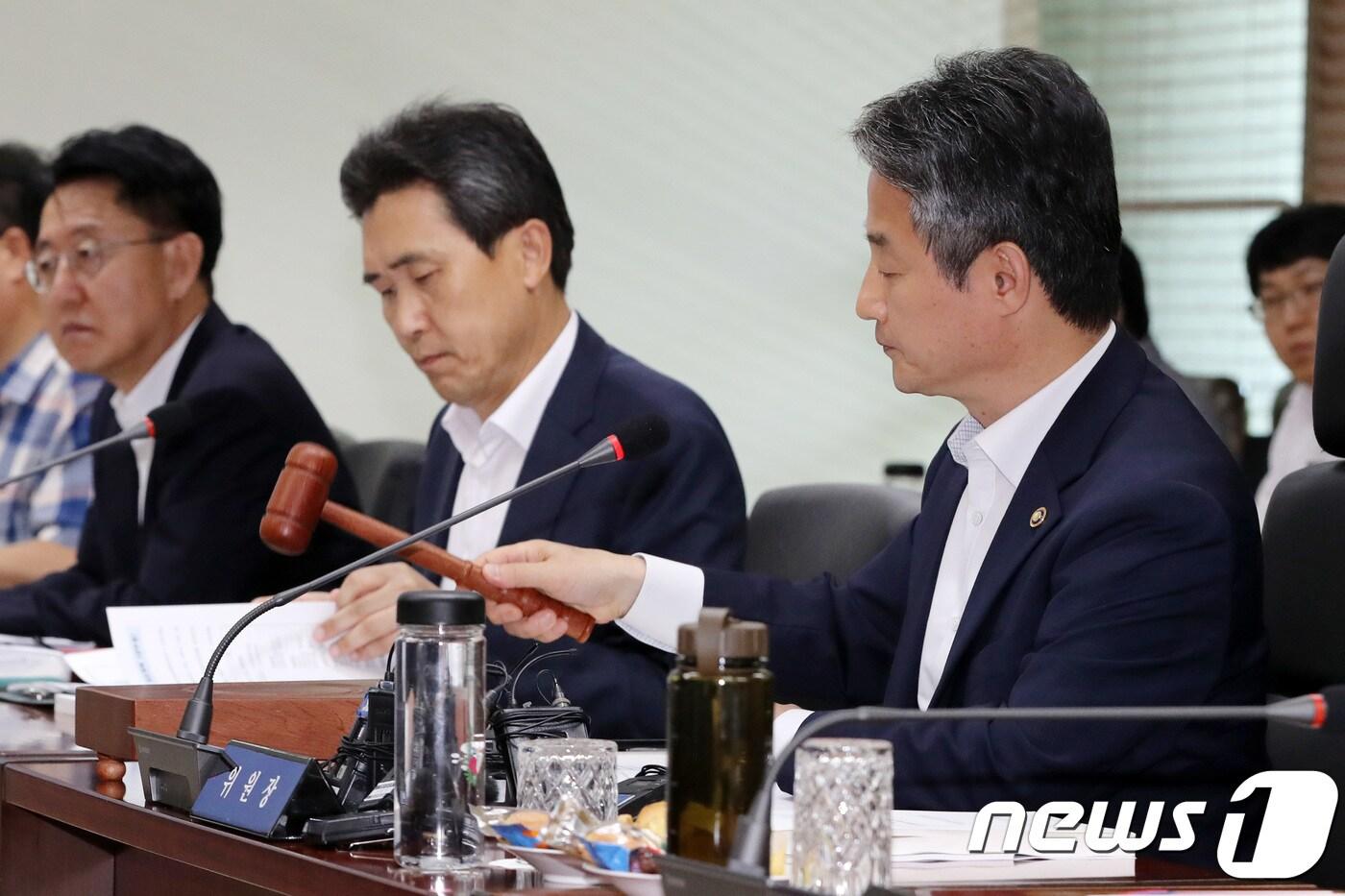 안병옥 환경부 국립공원위원회 위원장 겸 환경부 차관이 20일 오후 서울 마포구 태영빌딩에서 열린 제123차 국립공원위원회에서 회의 시작을 알리는 의사봉을 두드리고 있다. 환경부 국립공원위원회는 이날 흑산공항 건설 계획을 심의한다. 정부는 지난 2010년 전남 신안군 흑산도에 1.2㎞ 활주로를 놓고 50인승 항공기를 띄우기 위한 공항 건설 계획을 세웠다. 현재 흑산도 공항을 두고 조기 착공을 요구하는 지역사회와 환경파괴를 우려하는 환경단체가 첨예하게 대립하고 있다. 2018.7.20/뉴스1 ⓒ News1 박지수 기자