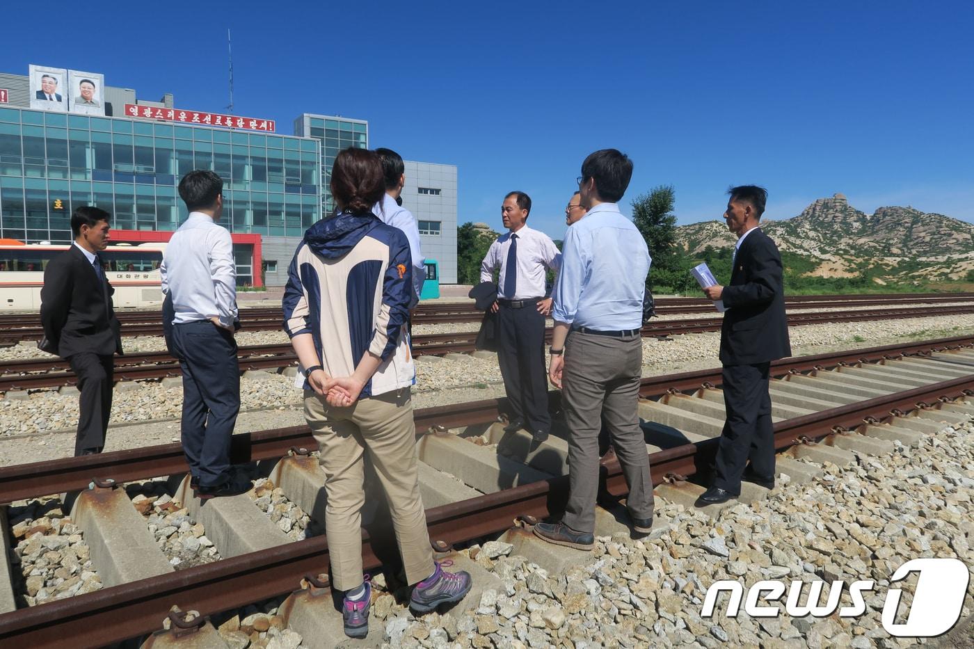 본문 이미지 - 동해선 철도 연결구간에 대한 공동점검을 위한 남북 공동점검단이 20일 북측 감호역, 삼일포역, 금강산청년역 일대에서 실태 조사를 진행했다. (통일부 제공)2018.7.20/뉴스1