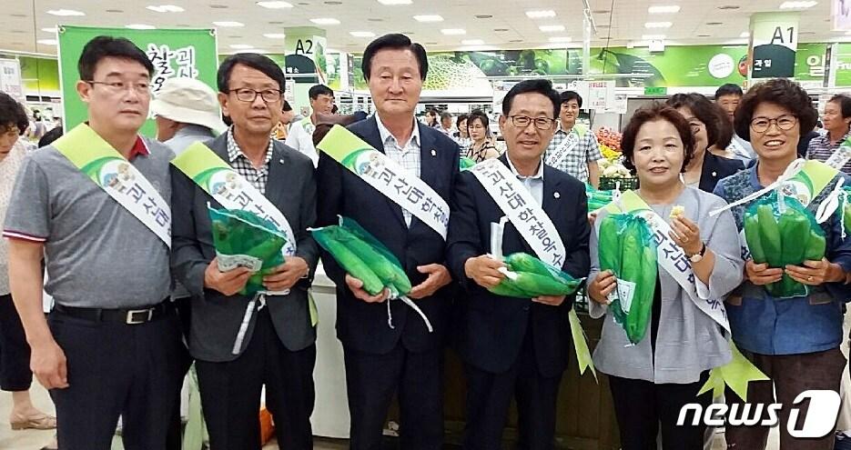 본문 이미지 - 괴산군이 대학찰옥수수 출하기를 맞아 21일 청주농협 하나로마트에서 대학찰옥수수 판촉행사를 했다.(괴산군청 제공)ⓒ News1