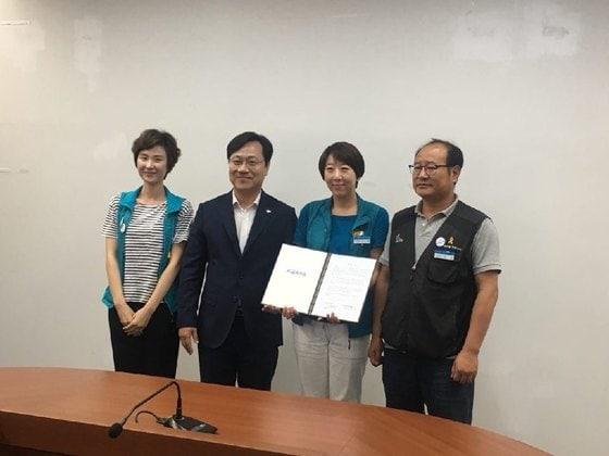 본문 이미지 - 철도노사가 KTX 해고 승무원 복직을 합의한 21일 오전 서울 중구 코레일 서울본부 회의실에서 정미정 철도노동조합 KTX열차승무지부 총무부장(왼쪽부터), 오영식 한국철도공사 사장, 김승하 철도노동조합 KTX열차승무지부 지부장, 강철 전국철도노동조합 위원장이 합의문을 들고 기념촬영을 하고 있다. 전국철도노동조합과 한국철도공사는 철도공사에서 정리해고된 KTX 해고 승무원들을 경력직 특별채용 형식으로 2019년까지 복직시키기로 합의했다. 철도노조와 철도공사는 지난 9일 첫 만남을 시작으로 총 5차례 교섭을 벌였고, 21일 오전 10시 노사합의서 3개항과 부속합의서 7개항에 합의했다.(전국철도노동조합 KTX열차승무지부 제공) 2018.7.21/뉴스1 ⓒ News1 성동훈 기자