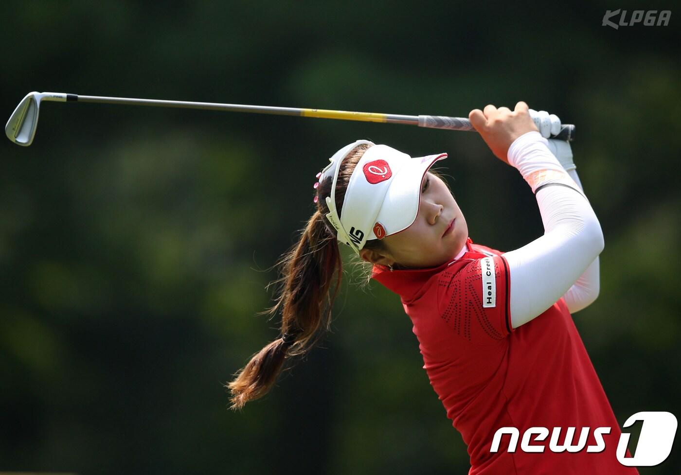 21일 오전 경기 여주시 솔모로CC에서 열린 'MY 문영 퀸즈파크 챔피언십 2018' 2라운드 경기에서 이소영이 17번홀 티샷을 시도하고 있다. (KLPGA 제공) 2018.7.21/뉴스1