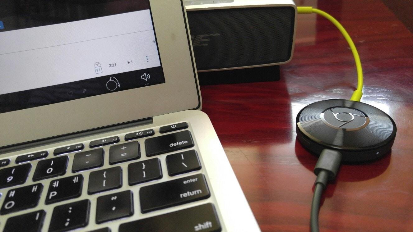 본문 이미지 -  블루투스 스피커에 연결한 크롬캐스트 오디오(오른쪽).김편 제공