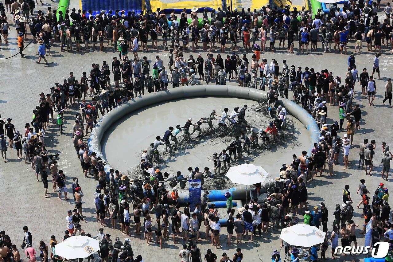 본문 이미지 - 충남 보령시 대천해수욕장에서 열리는 '보령 머드축제' 보령시제공 