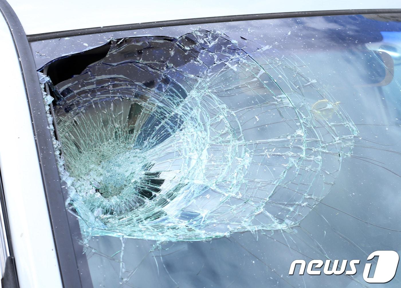 본문 이미지 - 지난 22일 오후 광주 광산구 송정동 모 아파트에 주차된 차량의 전면유리가 산산조각 나 있다. 차 주인은 21일 오후 8시쯤 우유 팩이 차량 앞유리에 박혀 있는 것을 발견하고 경찰에 신고했다.2018.7.22/뉴스1 ⓒ News1 한산 기자