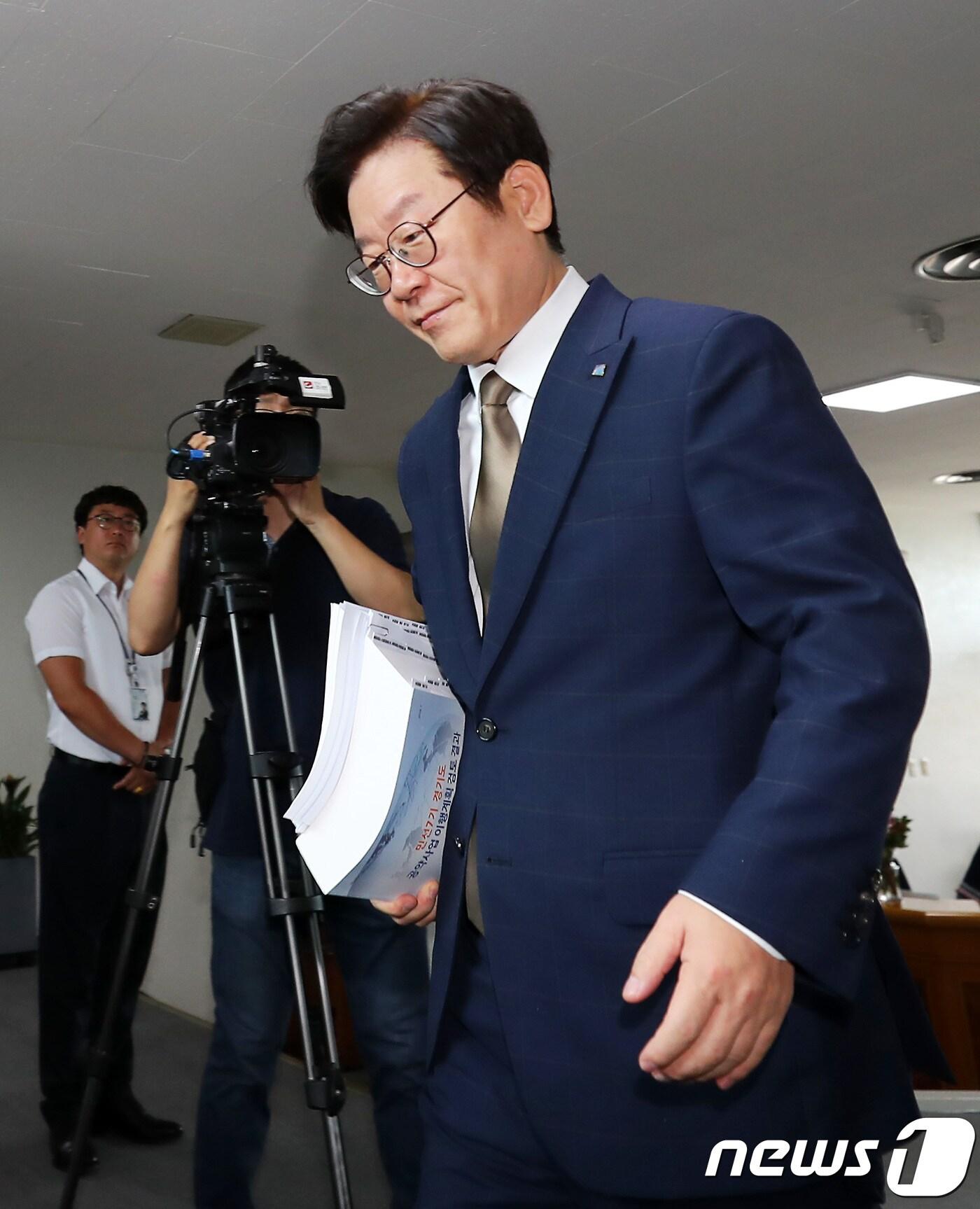 본문 이미지 - 조폭 유착 의혹을 받고 있는 이재명 경기도지사가 23일 오전 경기도 수원시 경기도청 집무실로 출근을 하고 있다. 2018.7.23/뉴스1 ⓒ News1 오장환 기자