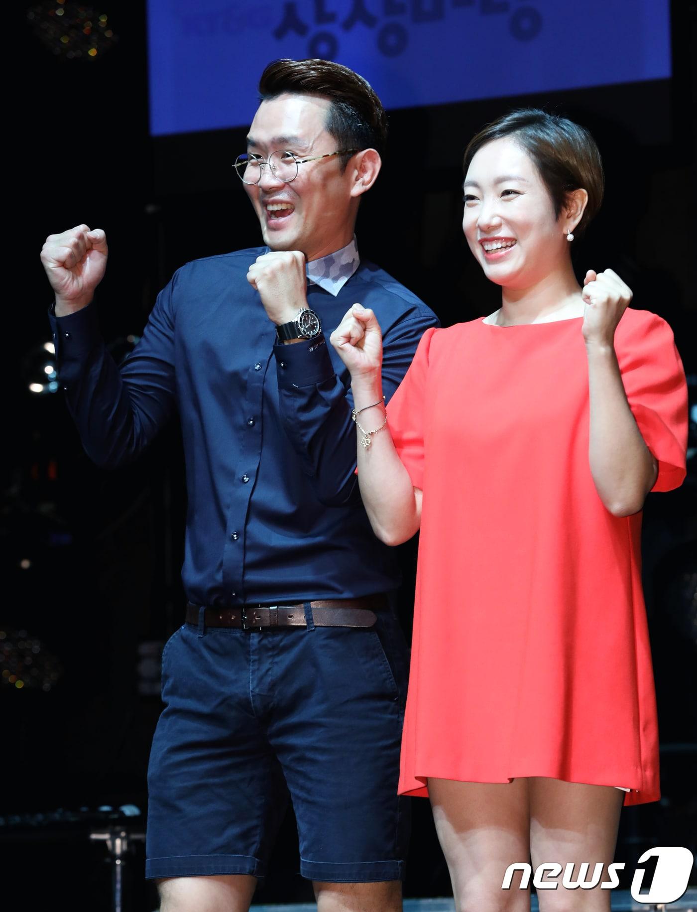 본문 이미지 - 개그맨 윤형빈(왼쪽), 정경미 부부가 23일 오전 서울 마포구 상상마당 라이브홀에서 진행된 '코미디위크 인 홍대' 기자간담회에 참석해 포즈를 취하고 있다. 2018.7.23./뉴스1 ⓒ News1 강고은 에디터