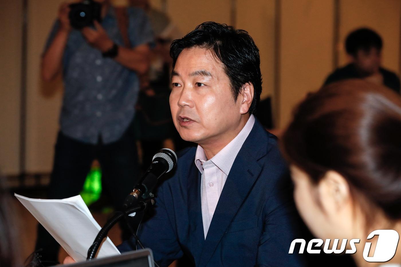 본문 이미지 - 홍종학 중소벤처기업부 장관이 23일 오전 서울 영등포구 여의도 중소기업중앙회에서 열린 중소벤처기업부 출범 1주년 기자간담회에 참석해 모두발언하고 있다. 중소벤처기업부는 이날 기자간담회를 통해 2019년 최저임금 결정에 따른 자영업자 추가지원 대책, 0%대 수수료율의 소상공인 페이 도입 등 현안에 대해 속도감 있는 대응과 더불어 중소기업중심의 경제구조 전환 정책 등을 국민이 체감할 수 있도록 범정부적 노력을 기울일 것이라고 밝혔다. 2018.7.23/뉴스1 ⓒ News1 이승배 기자