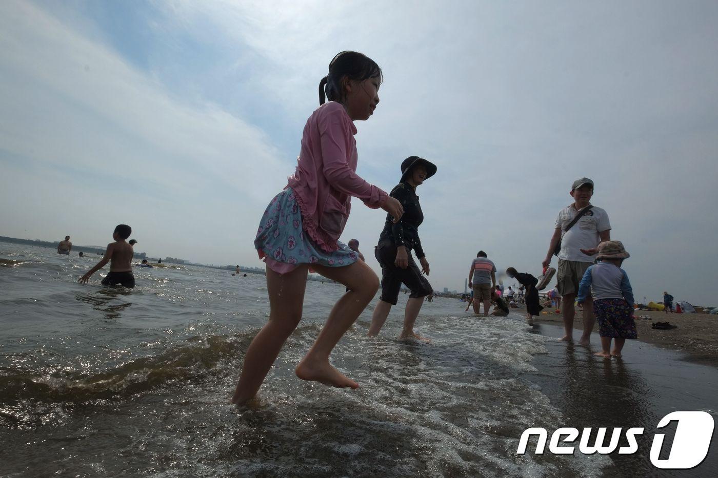 무더위를 식히기 위해 도쿄 인근 해변을 찾은 시민들. ⓒ AFP=뉴스1