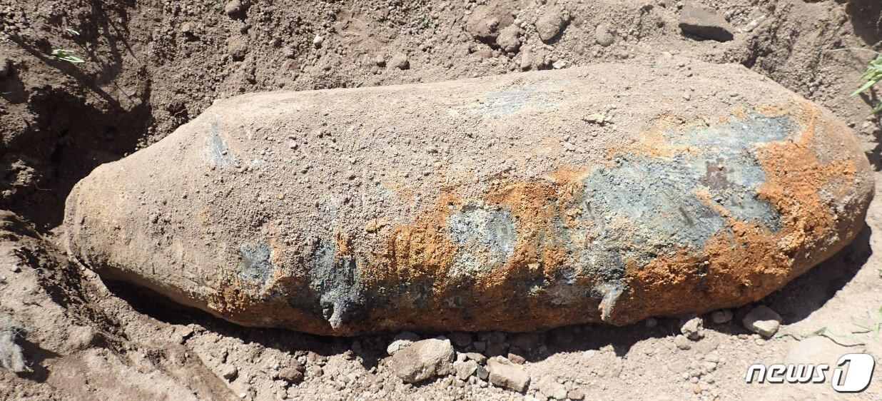 본문 이미지 - 강원도 춘천 소양로 일대 공사장에서 발견된 대형 불발탄(공군 제8전투비행단 제공) ⓒ News1 