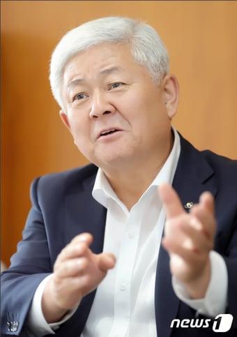 본문 이미지 - 황인홍 전북자치도 무주군수가 전북 무주군 무주군청에서 뉴스1 전북본부와 인터뷰를 하고 있다./뉴스1 ⓒ News1