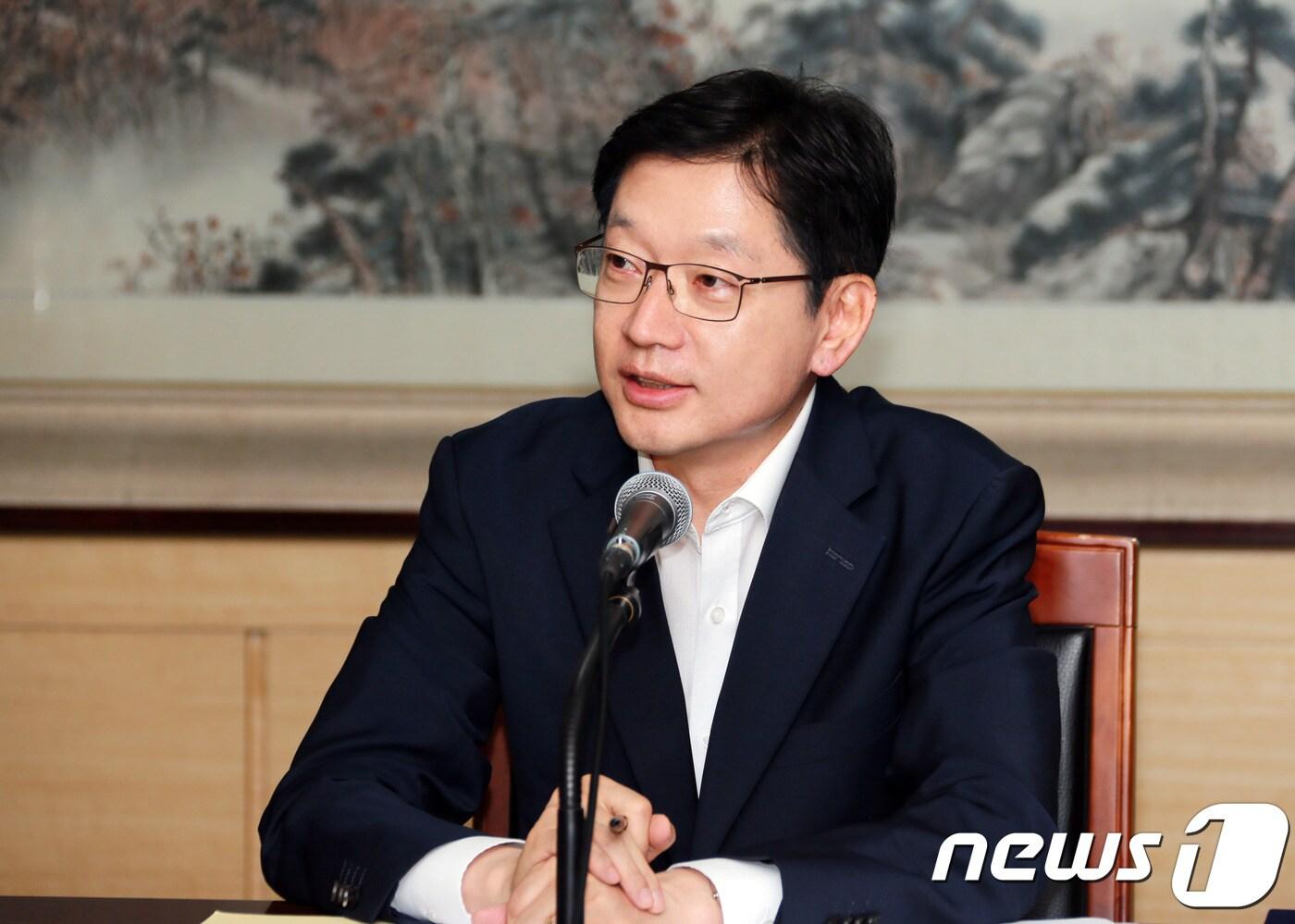 본문 이미지 - 김경수 경상남도지사가  24일 도정회의실에서  열린 투자협약식에 참석해경남도와 시군이 앞장서서 기업활동을 하는 데 필요한 애로사항들을 직접 나서서 풀어내겠다”고 약속했다.(경남도 제공)ⓒ News1