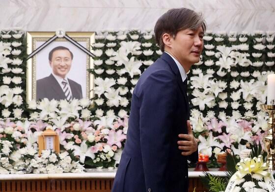 본문 이미지 - 2018년 7월 24일 당시 조국 청와대 민정수석이 서울 서대문구 연세대 세브란스병원 장례식장에 마련된 고&#40;故&#41; 노회찬 정의당 원내대표 빈소를 찾아 조문한 뒤 오열하고 있다.  ⓒ News1 