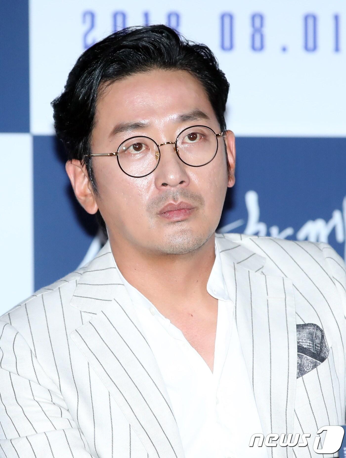 본문 이미지 - 배우 하정우가 24일 오후 서울 송파구 롯데시네마 월드타워에서 열린 영화 ‘신과 함께-인과 연’ 언론 시사회에 참석해 매력을 발산하고 있다.  '신과 함께-인과 연'은 환생이 약속된 마지막 49번째 재판을 앞둔 저승 삼차사가 그들의 천 년 전 과거를 기억하는 성주신을 만나 이승과 저승, 과거를 넘나들며 잃어버린 비밀의 연을 찾아가는 이야기를 그렸다. 2018.7.24./뉴스1 ⓒ News1 권현진 기자