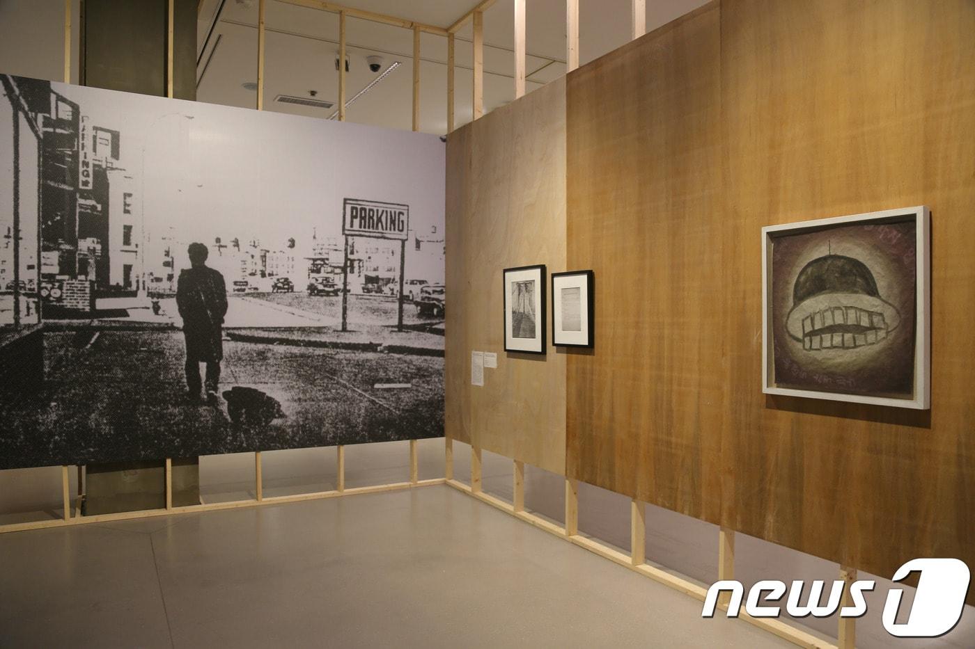 본문 이미지 - 박이소 '기록과 기억' 전시 전경