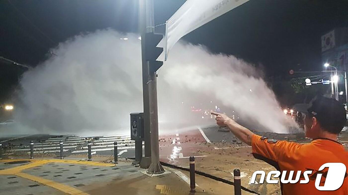 25일 오전 4시1분쯤 대구 서구 평리동 평리네거리 도로에 지하에 매설된 상수도 배관이 파손돼 물기둥이 솟아 올라오고 있다. 이 사고로 약 지름 4m 크기의 싱크홀이 생겼다.(대구소방본부제공)2018.7.26/뉴스1 ⓒ News1 