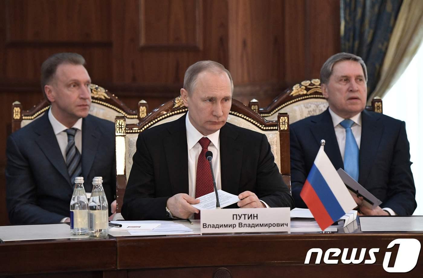 블라디미르 푸틴(가운데) 러시아 대통령 왼쪽이 이고르 슈발로프 전 제1부총리. ⓒ AFP=뉴스1 