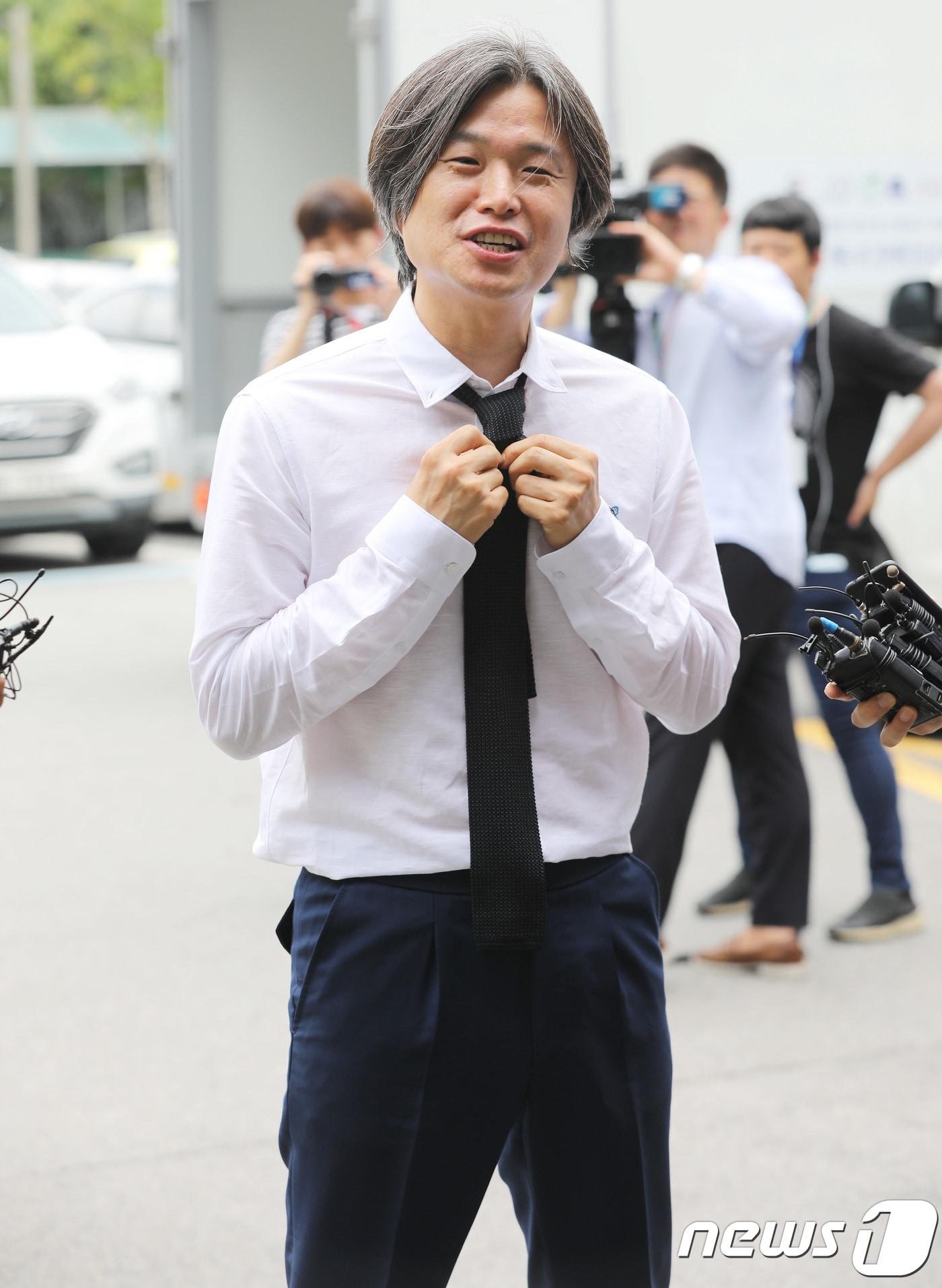 본문 이미지 - 주진우 시사인 기자가 25일 오후 경기도 성남시 분당경찰서에서 이재명 경기도지사의 ‘여배우 스캔들’과 관련해 참고인 신분으로 조사를 받기위해 출석하며 취재진의 질문에 답하고 있다. 2018.7.25/뉴스1 ⓒ News1 오장환 기자