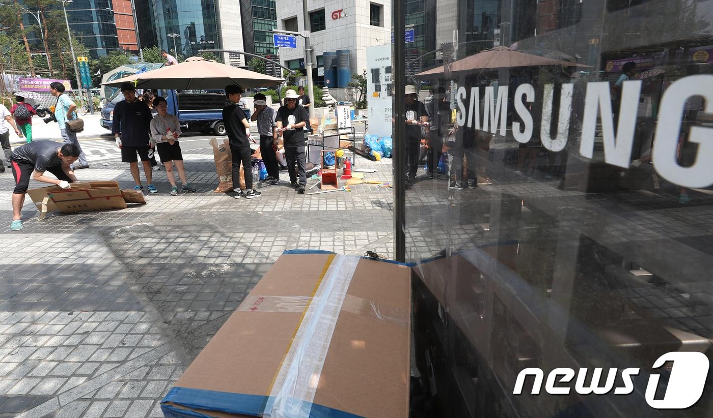 삼성전자 서초사옥 앞에서 반도체 직업병 피해자 시민단체 반올림(반도체 노동자의 건강과 인권지킴이) 활동가들이 농성장을 철거하고 있다. 2018.7.25/뉴스1
