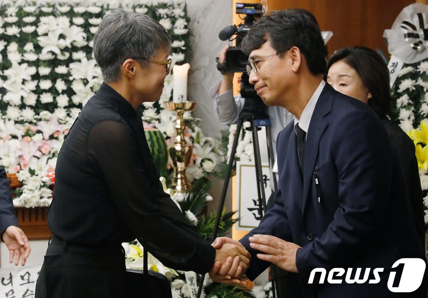 가수 이은미가 25일 오후 서울 서대문구 신촌 세브란스병원 장례식장에 마련된 고 노회찬 정의당 원내대표의 빈소를 찾아 조문한 후 유시민 작가와 인사하고 있다.  ⓒ News1 유승관 기자