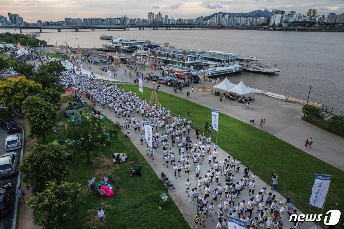 본문 이미지 - '2017 한강나이트워크 42K' 현장 모습.(서울시 제공) ⓒ News1
