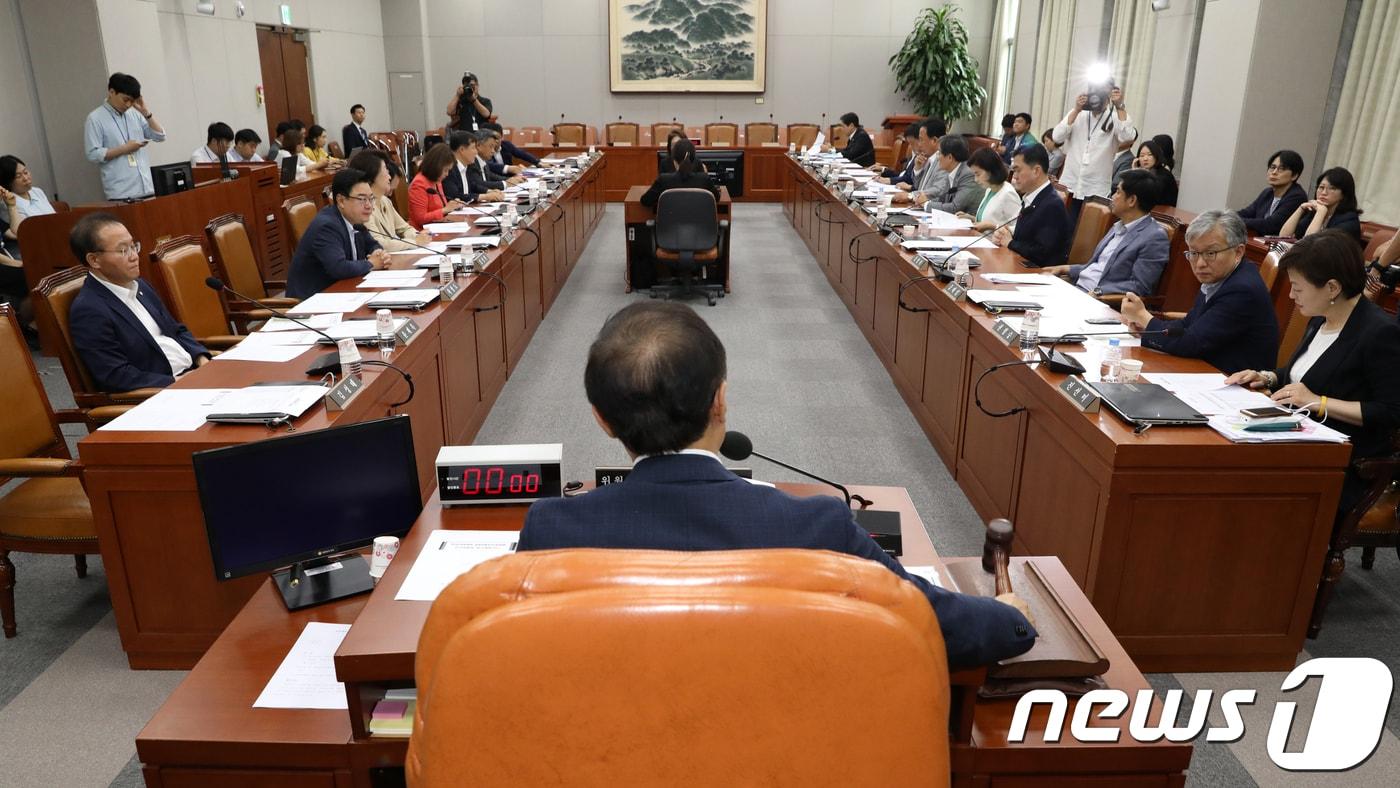 본문 이미지 - 국회 운영위원회 전체회의.2018.7.26/뉴스1 ⓒ News1 안은나 기자