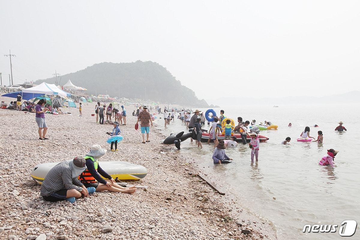 본문 이미지 - 몽돌로 이루어진 벌천포해수욕장ⓒ News1