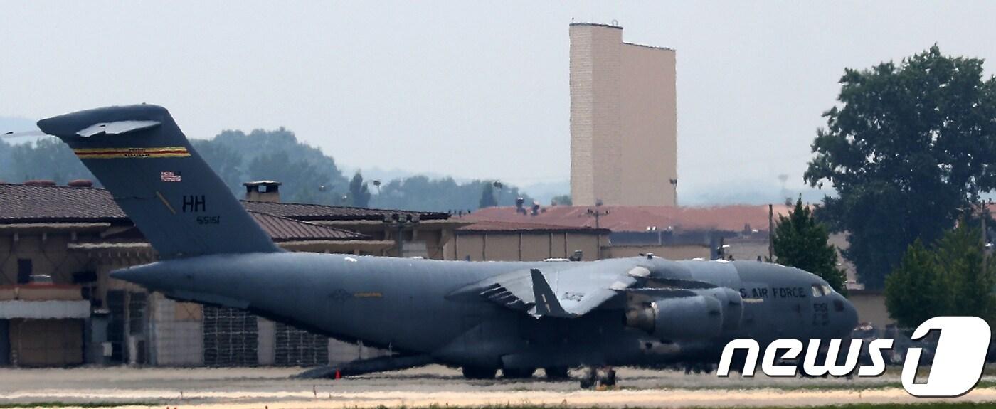 26일 오후 경기도 평택시 오산공군기지에 수송기가 대기하고 있다. 북한은 최근 판문점에서 유엔군 사령부가 보관해온 미군 유해 송환용 나무상자를 수령하고 정전협정 체결일인 27일 유해를 송환하기 위한 준비를 마친 것으로 알려졌다.  2018.7.26/뉴스1 ⓒ News1 오장환 기자