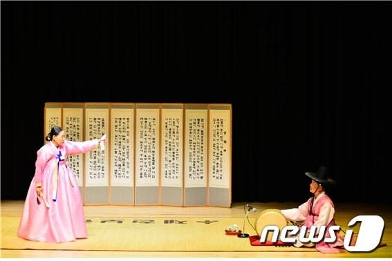 본문 이미지 - 오정 김명신 명창의수궁가 공연 모습ⓒ News1