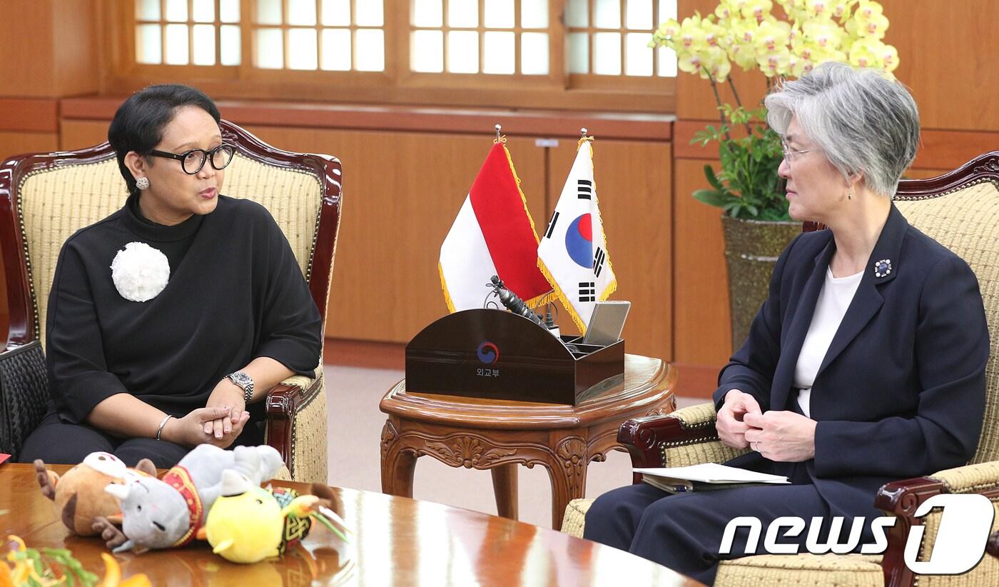 강경화 외교부 장관이 26일 오후 서울 종로구 외교부 청사에서 레트노 마르수디 인도네시아 외교장관과 회담하고 있다. 2018.7.26/뉴스1 ⓒ News1 신웅수 기자
