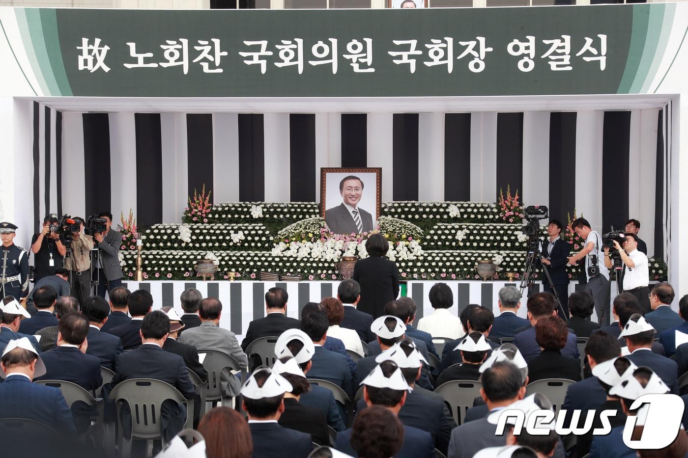 본문 이미지 - 이정미 정의당 대표가 27일 오전 서울 여의도 국회에서 열린 고(故) 노회찬 정의당 원내대표 국회장 영결식에서 조사를 하고 있다. 2018.7,27/뉴스1 ⓒ News1 이동원 기자