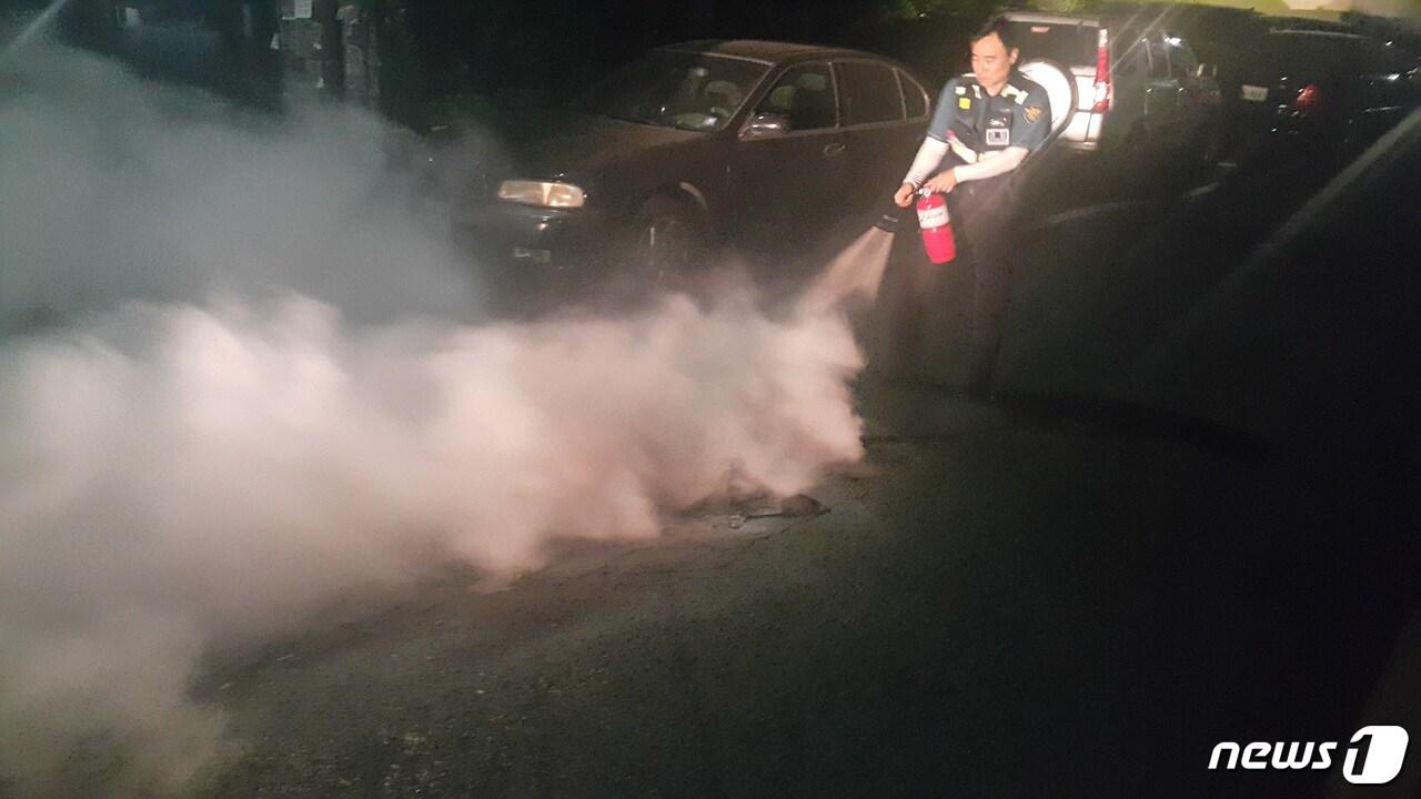 본문 이미지 - 28일 오전 1시 55분쯤 부산 동래구의 한 주택가 골목길에서 40대 남성이 방화를 저질렀다. 사진은 경찰이 불을 끄고 있는 모습,(부산지방경찰청 제공)ⓒ News1