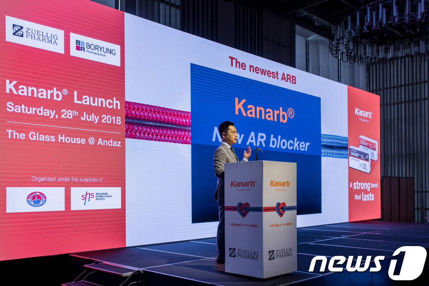 지난 28일 싱가포르 안다즈싱가포르호텔(Andaz Singapore Hotel)에서 열린 '카나브' 싱가포르 발매식 및 런칭심포지엄에서 문정근 가천대의대 교수가 우수한 임상적 효과를 지닌 카나브에 대해 발표하고 있다. ⓒ News1