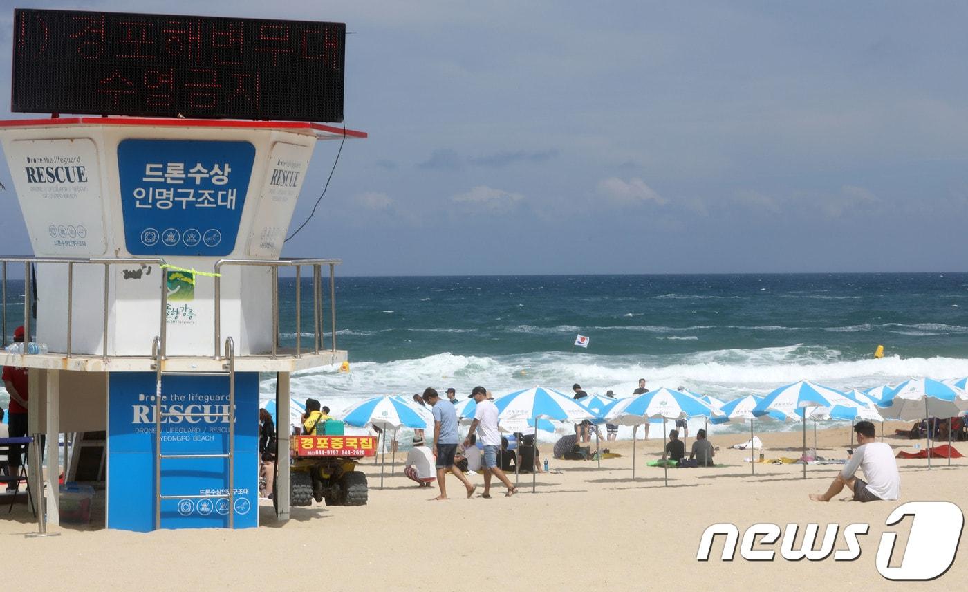 본문 이미지 - 지난 7월29일 강원도 경포해수욕장이 거센 파도로 수영금지가 내려져 한산한 모습을 보이고 있다. 2018.7.29/뉴스1 ⓒ News1 고재교 기자